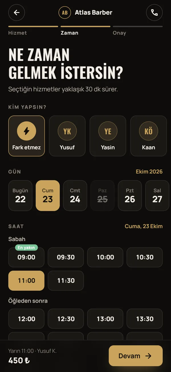 Erkek kuaförünün randevu sayfası, koyu görünümde: kalfa, gün ve saat seçimi.